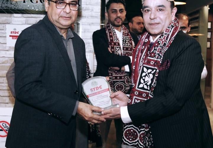 𝐌𝐫. 𝐌𝐮𝐡𝐚𝐦𝐦𝐚𝐝 𝐒𝐚𝐥𝐞𝐞𝐦 𝐒𝐡𝐚𝐢𝐤𝐡 (𝐂𝐄𝐎-𝐒𝐓𝐃𝐂) presented traditional souvenirs (Sindhi Ajrak & Topi) and Shields of Honor to Respected 𝐌𝐫. 𝐀𝐛𝐮 𝐁𝐚𝐤𝐚𝐫 𝐀𝐡𝐦𝐞𝐝 𝐌𝐚𝐝𝐚𝐧𝐢 (𝐒𝐞𝐜𝐫𝐞𝐭𝐚𝐫𝐲 𝐅𝐨𝐫 𝐄𝐧𝐞𝐫𝐠𝐲 𝐃𝐞𝐩𝐚𝐫𝐭𝐦𝐞𝐧𝐭- 𝐆𝐨𝐒),