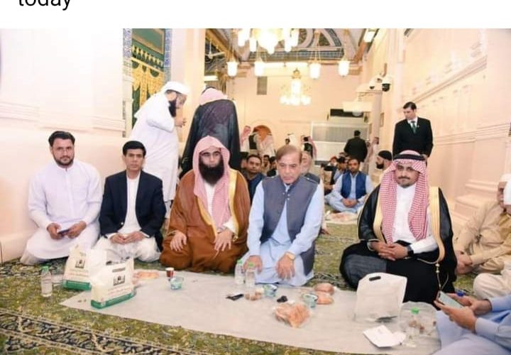 Official releaded pix of PM Shahbaz Sharif and his delegation in Masjid e Nabvi at Roza e Rasool PBUH
