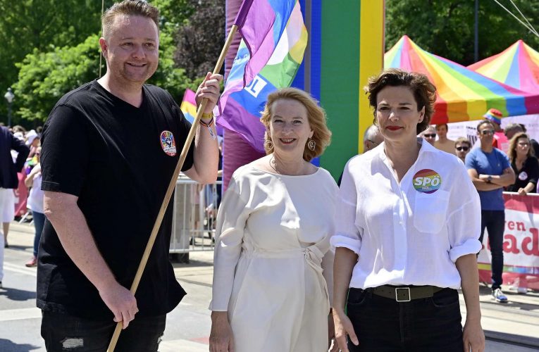 Vienna, On the sidelines of the rainbow parade in the city center, the “march for the family”: