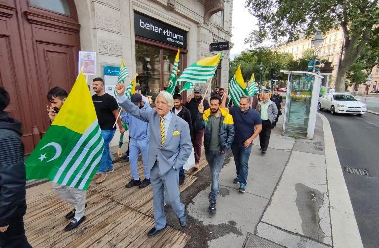 Vienna: On the occasion of Exploitation Day, a protest demonstration and a Kashmir rally were organized in front of the Indian Embassy: