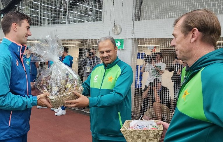 WATCH: Pakistan team surprises Australian players with Christmas gifts
