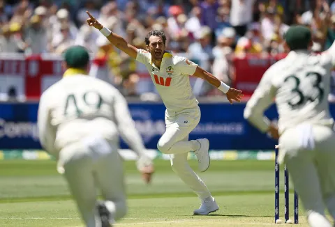 “Explosive Start to the Ashes — Starc Strikes Early, England Under Pressure”