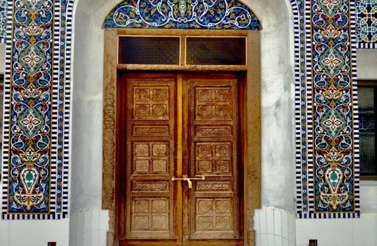 Antique wood panels retrieved from old mosque (1891)restored and re fixed on the two side walls of the reconstructed structure.