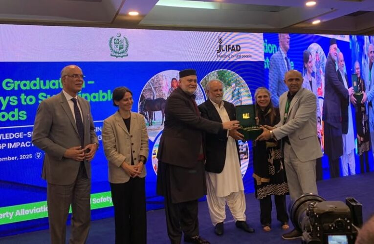 CEO-#SRSO Muhammad Dittal Kalhoro received appreciation shield from 𝐒𝐲𝐞𝐝 𝐈𝐦𝐫𝐚𝐧 𝐀𝐡𝐦𝐚𝐝 𝐒𝐡𝐚𝐡, 𝐌𝐢𝐧𝐢𝐬𝐭𝐞𝐫 𝐨𝐟 𝐏𝐨𝐯𝐞𝐫𝐭𝐲 𝐀𝐥𝐥𝐞𝐯𝐢𝐚𝐭𝐢𝐨𝐧 𝐚𝐧𝐝 𝐒𝐨𝐜𝐢𝐚𝐥 𝐒𝐚𝐟𝐞𝐭𝐲,  Govt. of Pakistan during a seminar on “𝐏𝐨𝐯𝐞𝐫𝐭𝐲 𝐆𝐫𝐚𝐝𝐮𝐚𝐭𝐢𝐨𝐧 – 𝐏𝐚𝐭𝐡𝐰𝐚𝐲 𝐭𝐨 𝐒𝐮𝐬𝐭𝐚𝐢𝐧𝐚𝐛𝐥𝐞 𝐋𝐢𝐯𝐞𝐥𝐢𝐡𝐨𝐨𝐝𝐬” at Islamabad.