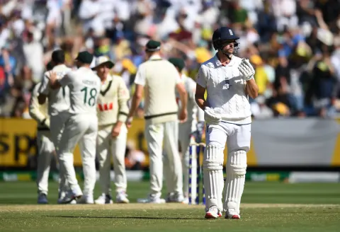 “Ashes 4th Test: 20 Wickets Fall on Action-Packed First Day in Melbourne”