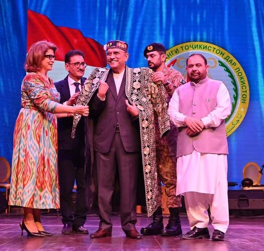 President Asif Ali Zardari receiving a souvenir from Tajik Minister for Culture Ms. Sattoriyon Matlubakhon Amonzoda at the inauguration ceremony of the Tajikistan Cultural Week at PNCA.