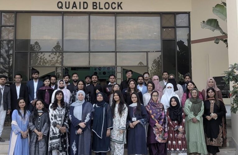 𝙎𝙘𝙝𝙤𝙤𝙡 𝙤𝙛 𝘽𝙪𝙨𝙞𝙣𝙚𝙨𝙨 at the Karachi Campus conducted a completion – Research Fest 2025.