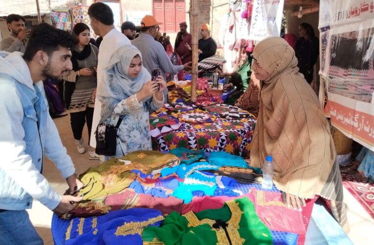 A group of experts, journalists, and social media influencers led by Manager-#SRSO Communications visited #SRSO Badin at Village Organization Bahar (Taluka Shaheed Fazil Raho) to witness community empowerment initiatives at the grassroots level.