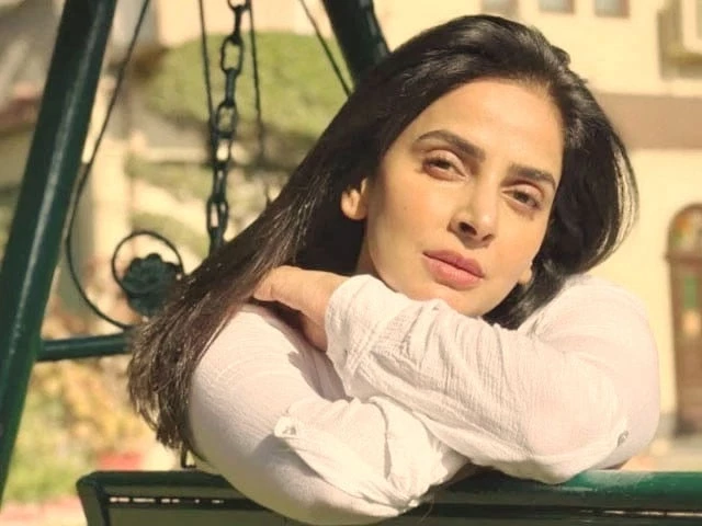 Journalist Naeem Hanif Issues Public Apology to Saba Qamar Over False Claims