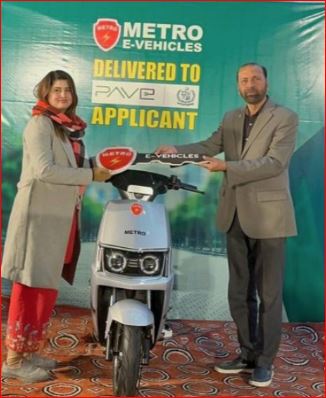 Pakistan’s top selling 𝗠𝗲𝘁𝗿𝗼 𝗘-𝗩𝗲𝗵𝗶𝗰𝗹𝗲𝘀 started delivering Electric Scooters to customers of Government’s PAVE Scheme (i.e., subsidy scheme) in Islamabad & Rawalpindi on December 10, 2025.