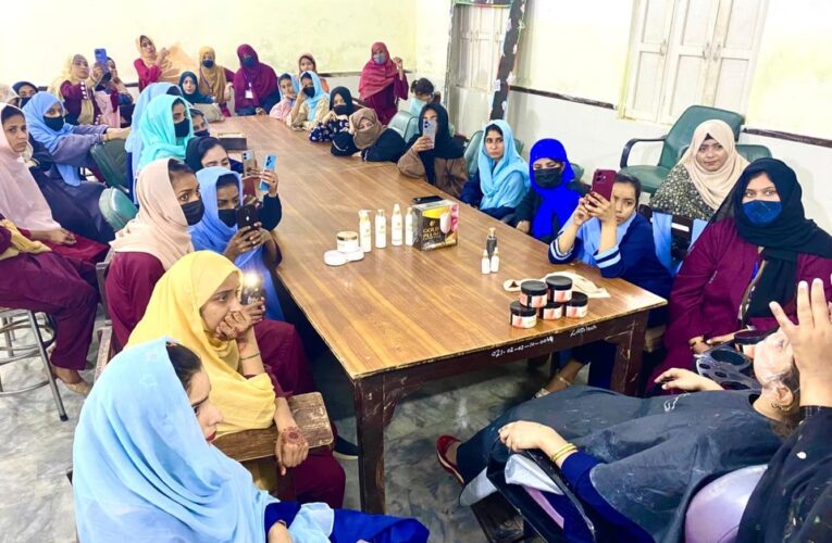 An informative session was organized at SZABIST ZABTech (iTVE) TM Khan by the Chapter Coordinator for the Beautician class.