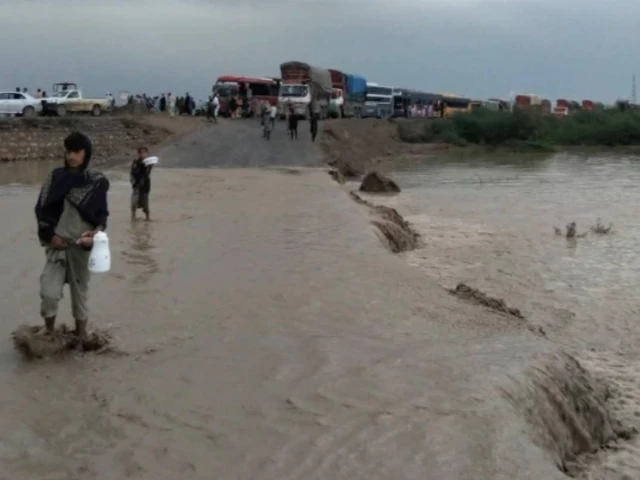 Floodwaters Block Zhob–Dera Ismail Khan Highway, Stranding Passengers