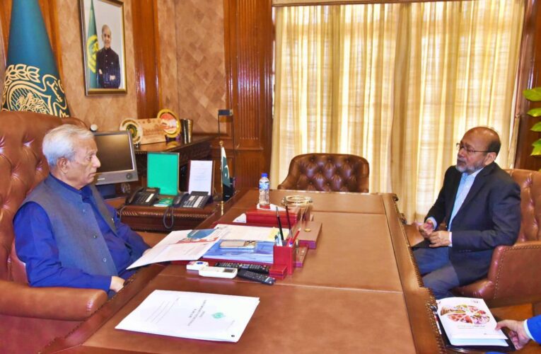 Honourable Governor of Sindh, Syed Nehal Hashmi, graciously convened a meeting with a delegation from HANDS Welfare Foundation, including Dr. Shaikh Tanveer Ahmed (Chairman HANDS) and Mr. Maqbool Ahmed Rahu (Chief Executive).