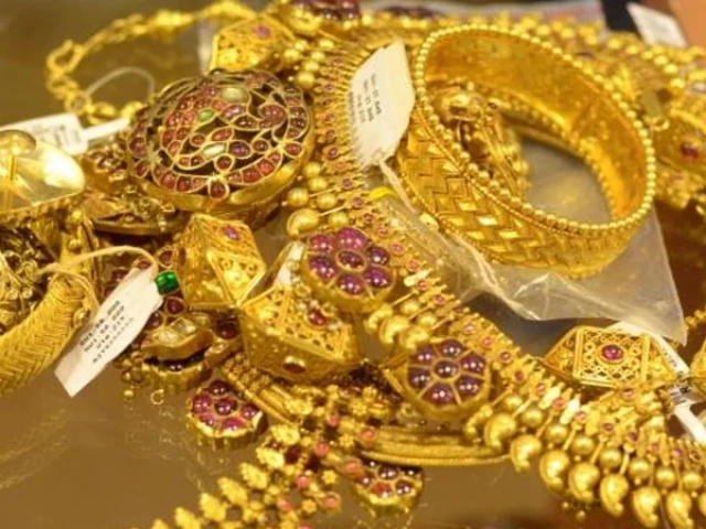 Gold Prices Fall to Rs452,233 Per Tola Amid Global Market Decline