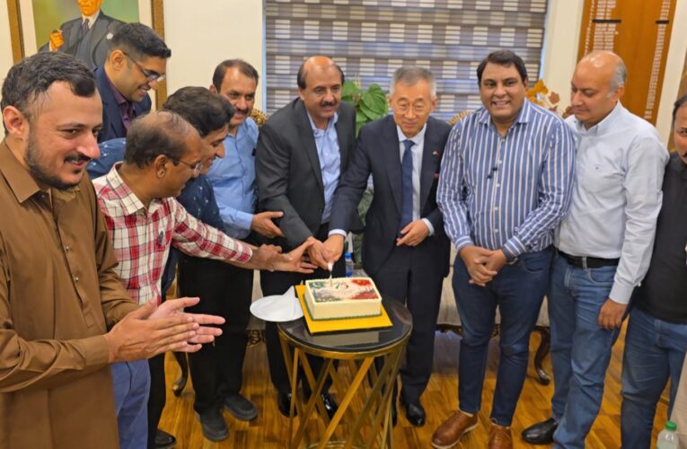 Chinese Consul General Sun Yan Visits Lahore Press Club, Cuts Cake to Mark 75 Years of Pakistan-China Friendship.